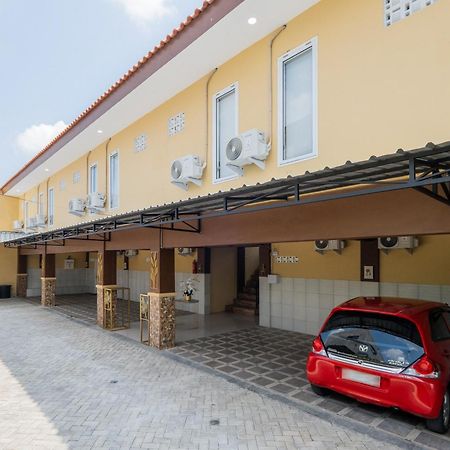 Hotel Reddoorz Syariah Near Rsud Dr Iskak Tulungagung Kedungwaru Esterno foto
