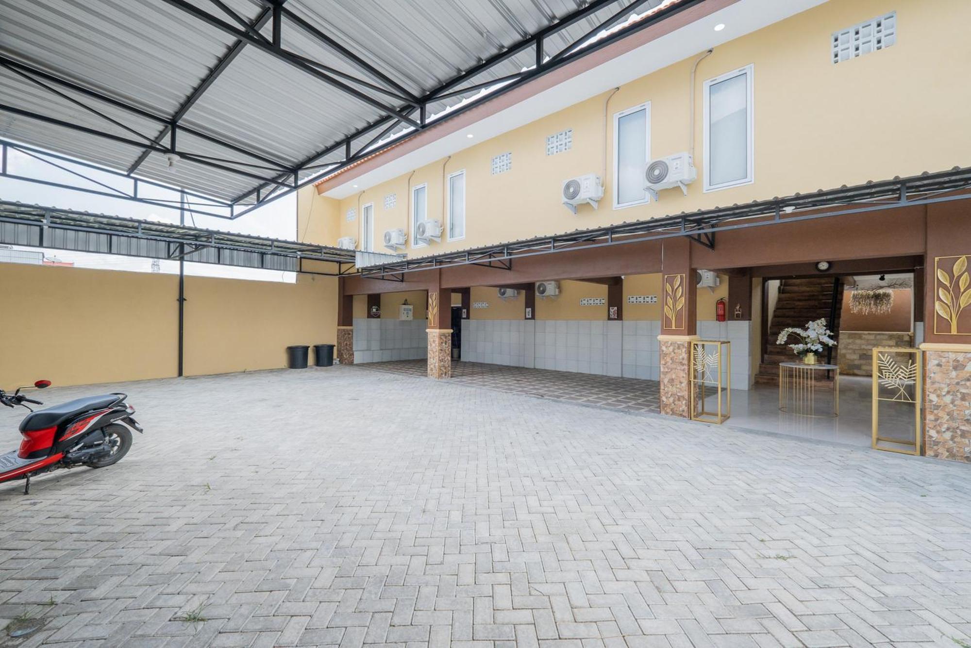 Hotel Reddoorz Syariah Near Rsud Dr Iskak Tulungagung Kedungwaru Esterno foto