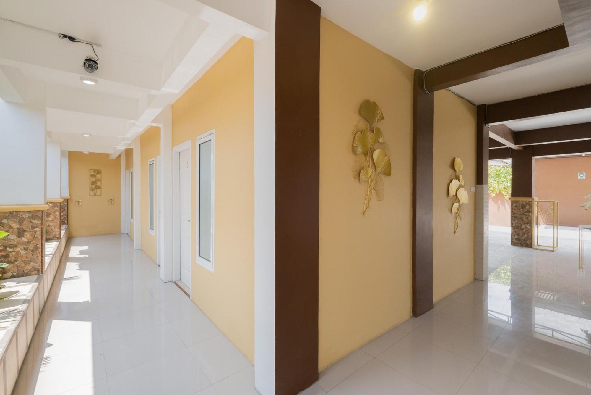 Hotel Reddoorz Syariah Near Rsud Dr Iskak Tulungagung Kedungwaru Esterno foto