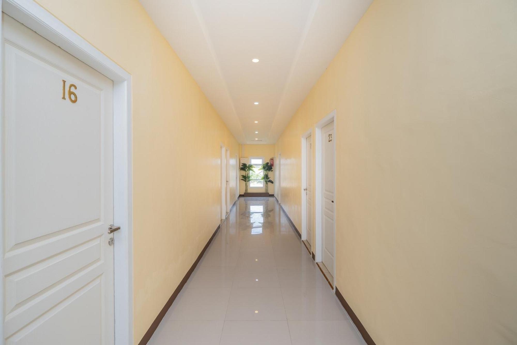 Hotel Reddoorz Syariah Near Rsud Dr Iskak Tulungagung Kedungwaru Esterno foto