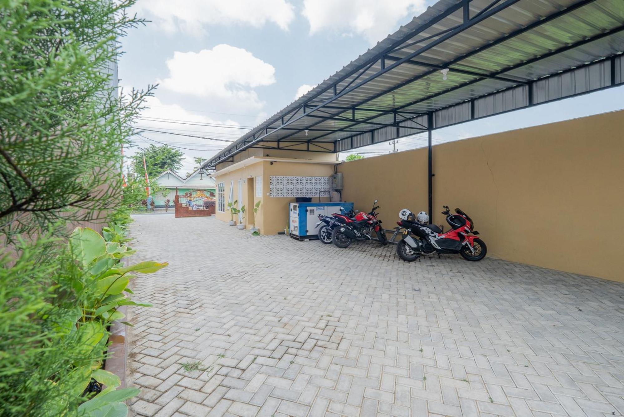 Hotel Reddoorz Syariah Near Rsud Dr Iskak Tulungagung Kedungwaru Esterno foto