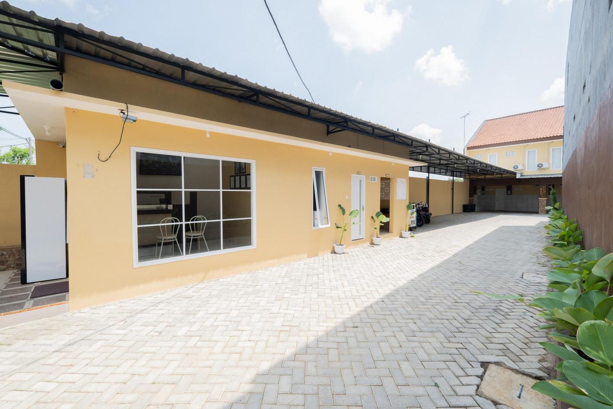 Hotel Reddoorz Syariah Near Rsud Dr Iskak Tulungagung Kedungwaru Esterno foto