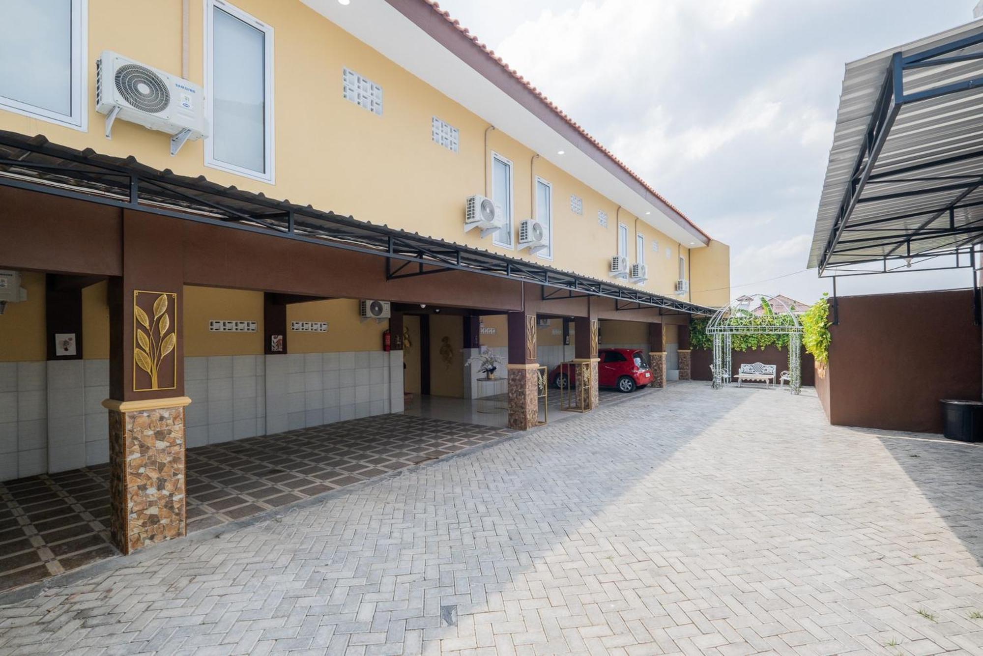 Hotel Reddoorz Syariah Near Rsud Dr Iskak Tulungagung Kedungwaru Esterno foto