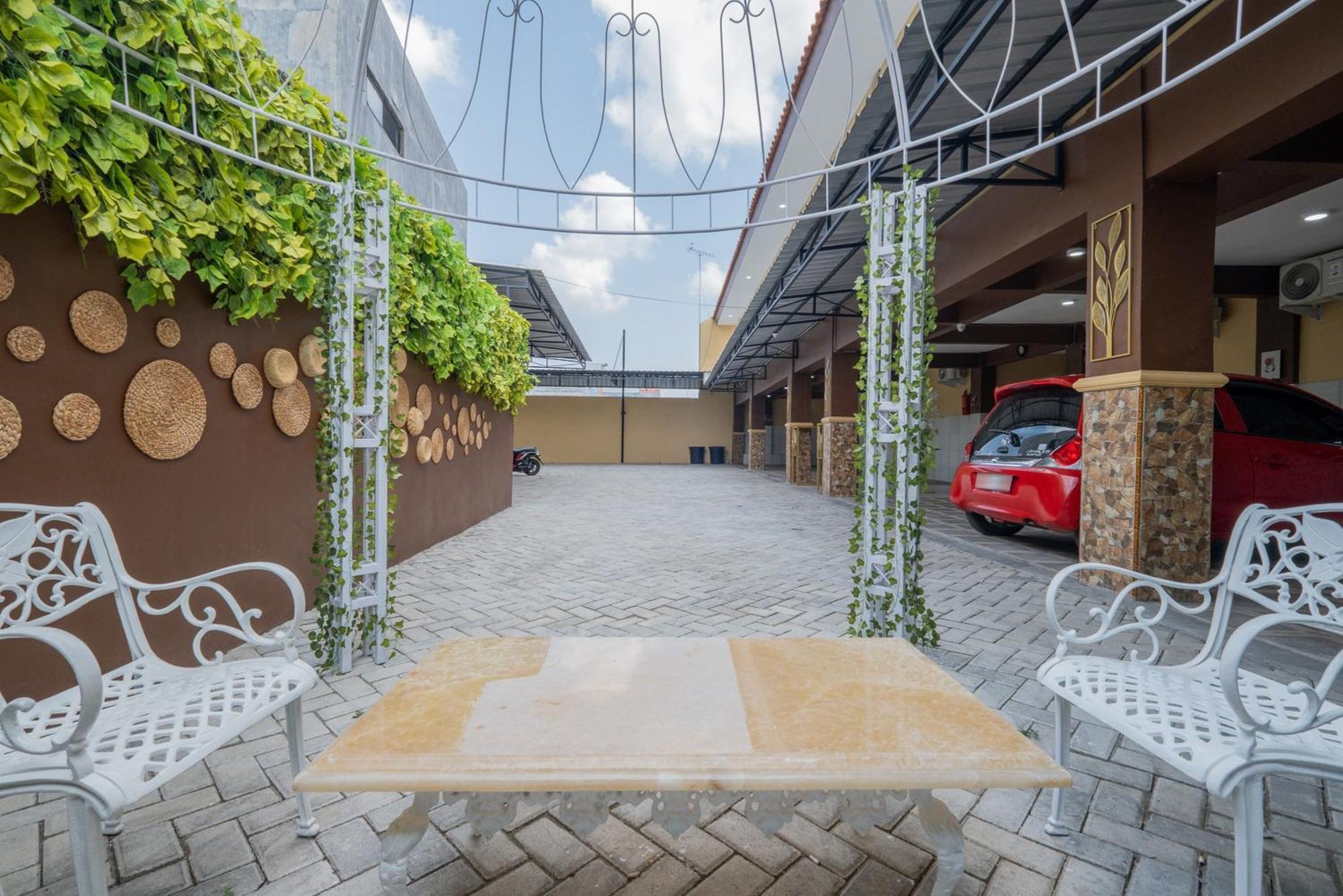 Hotel Reddoorz Syariah Near Rsud Dr Iskak Tulungagung Kedungwaru Esterno foto