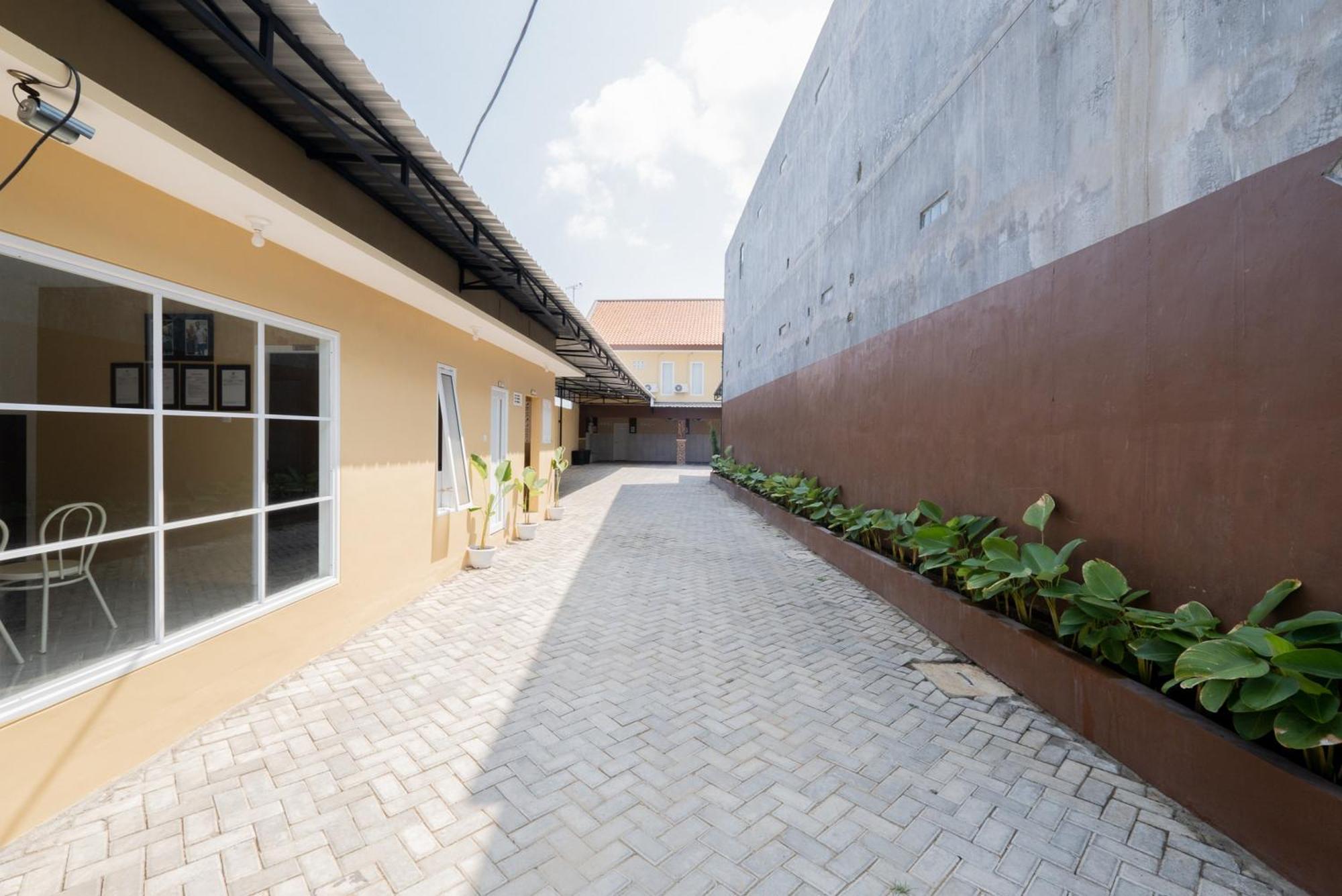 Hotel Reddoorz Syariah Near Rsud Dr Iskak Tulungagung Kedungwaru Esterno foto