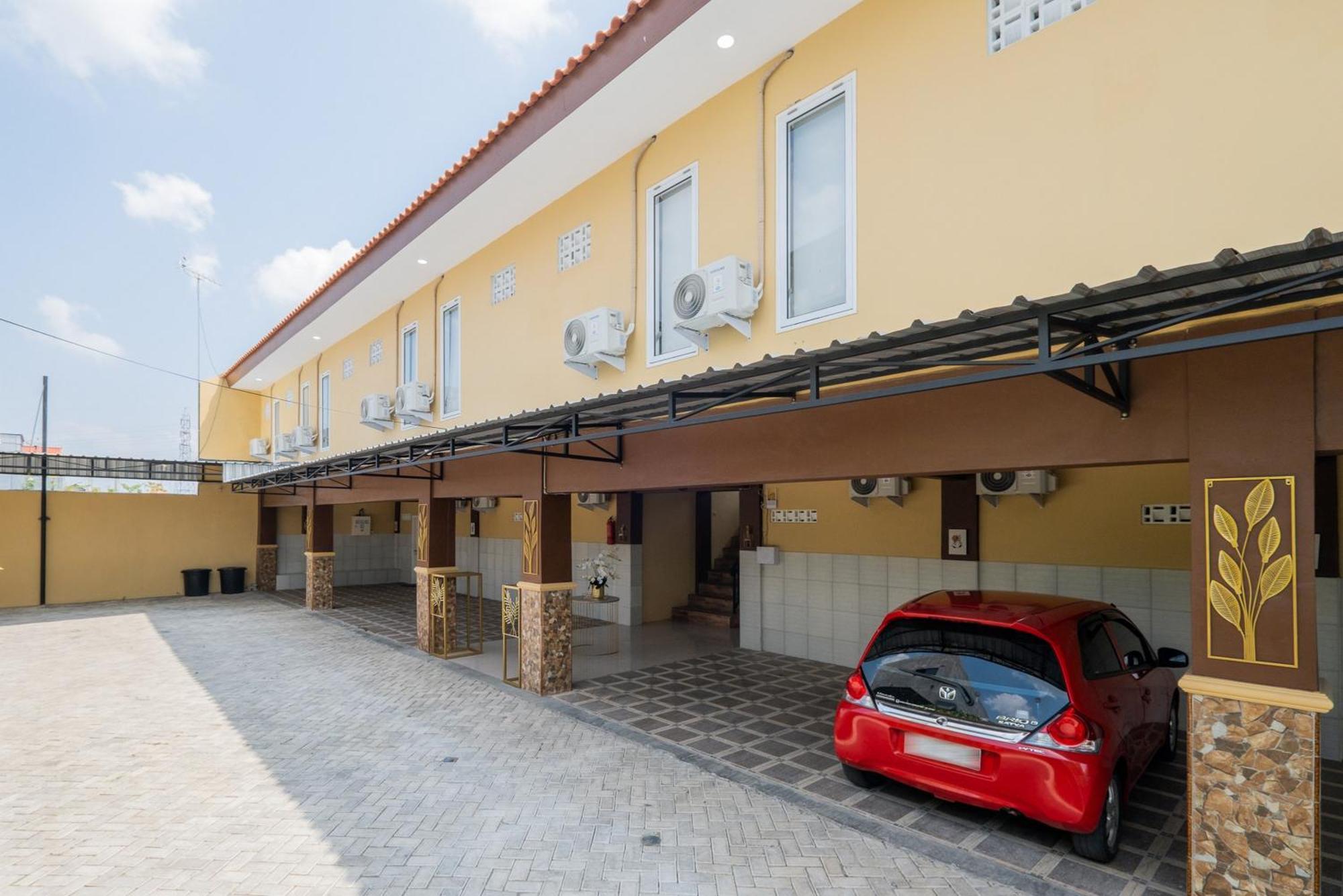 Hotel Reddoorz Syariah Near Rsud Dr Iskak Tulungagung Kedungwaru Esterno foto