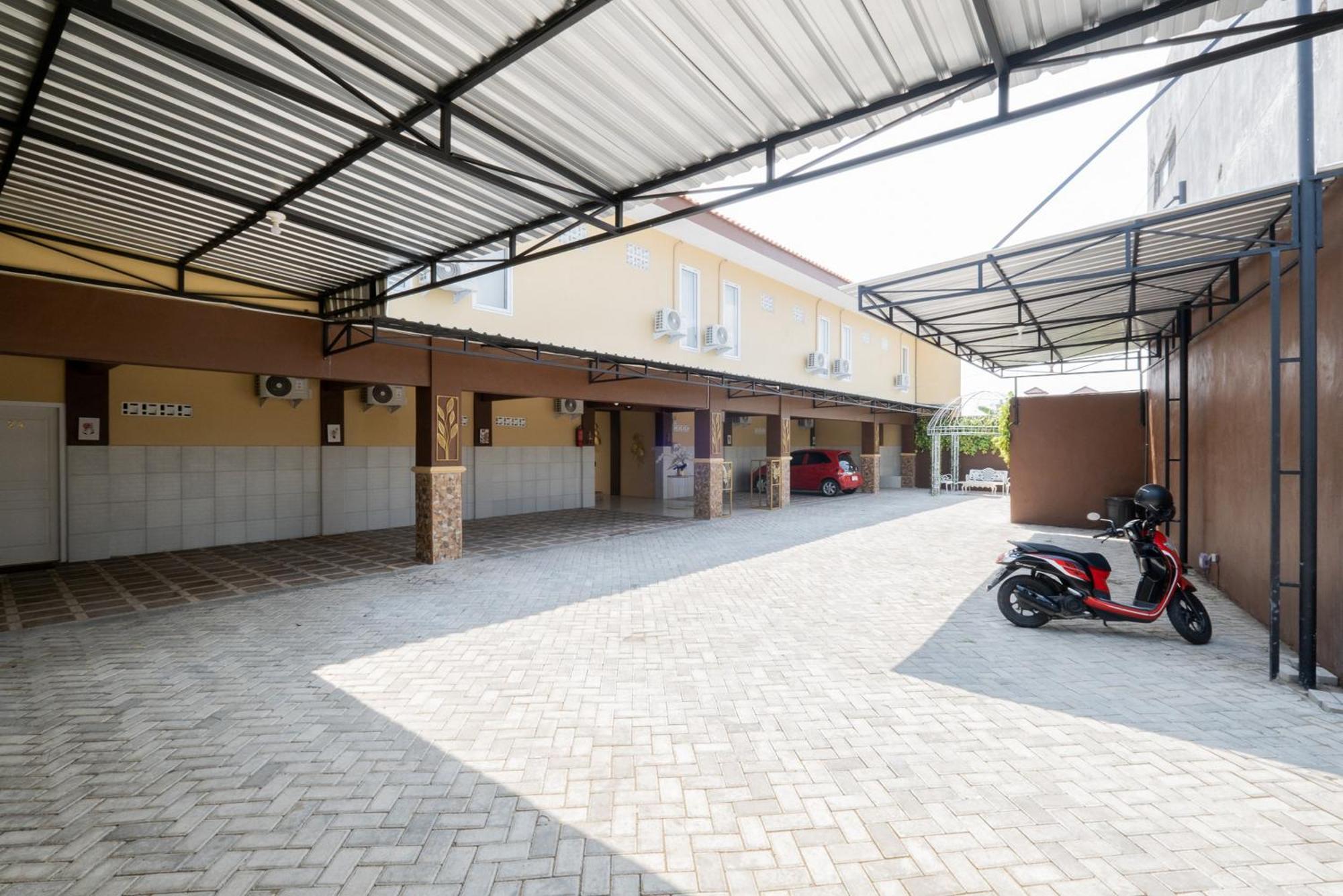 Hotel Reddoorz Syariah Near Rsud Dr Iskak Tulungagung Kedungwaru Esterno foto