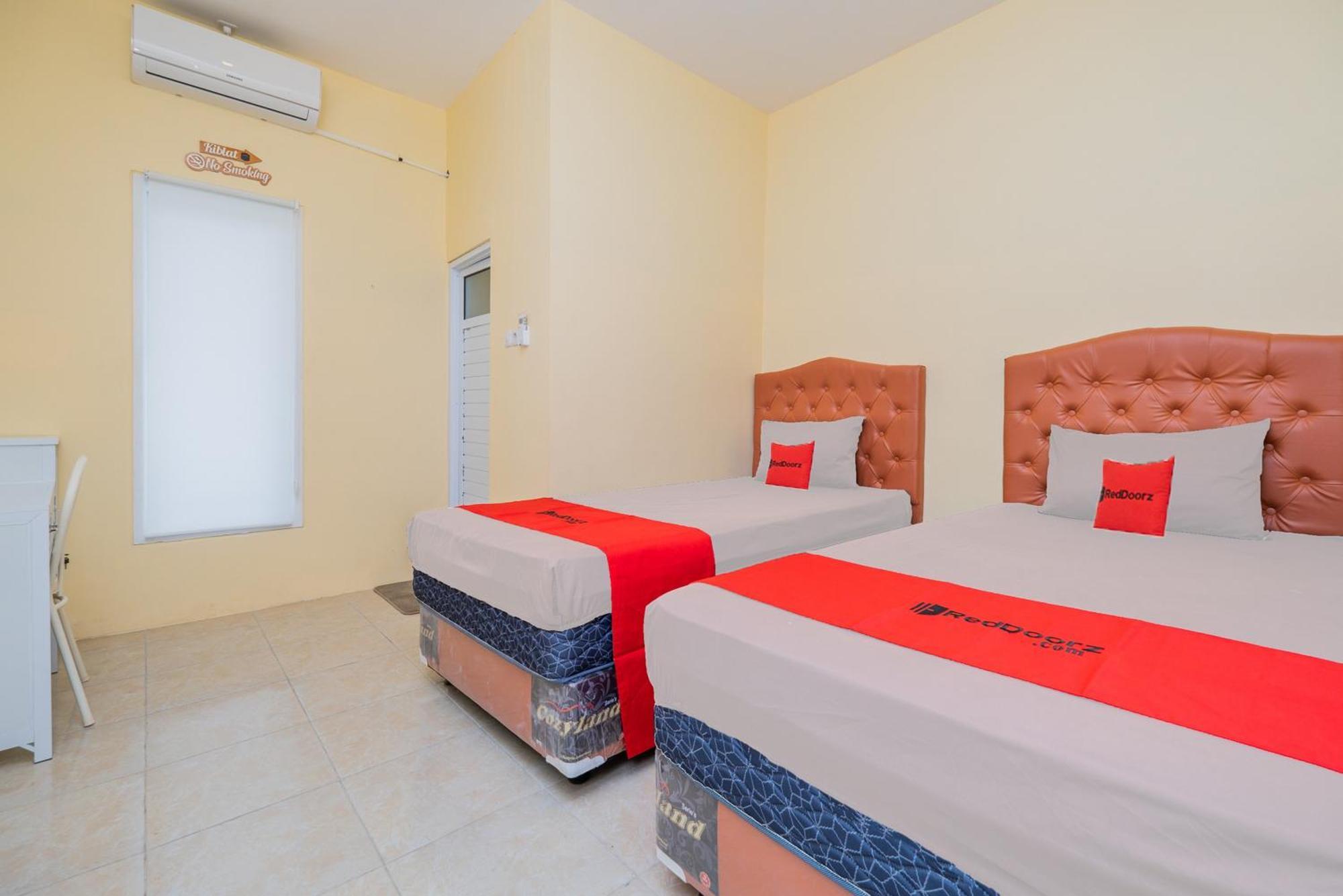 Hotel Reddoorz Syariah Near Rsud Dr Iskak Tulungagung Kedungwaru Esterno foto