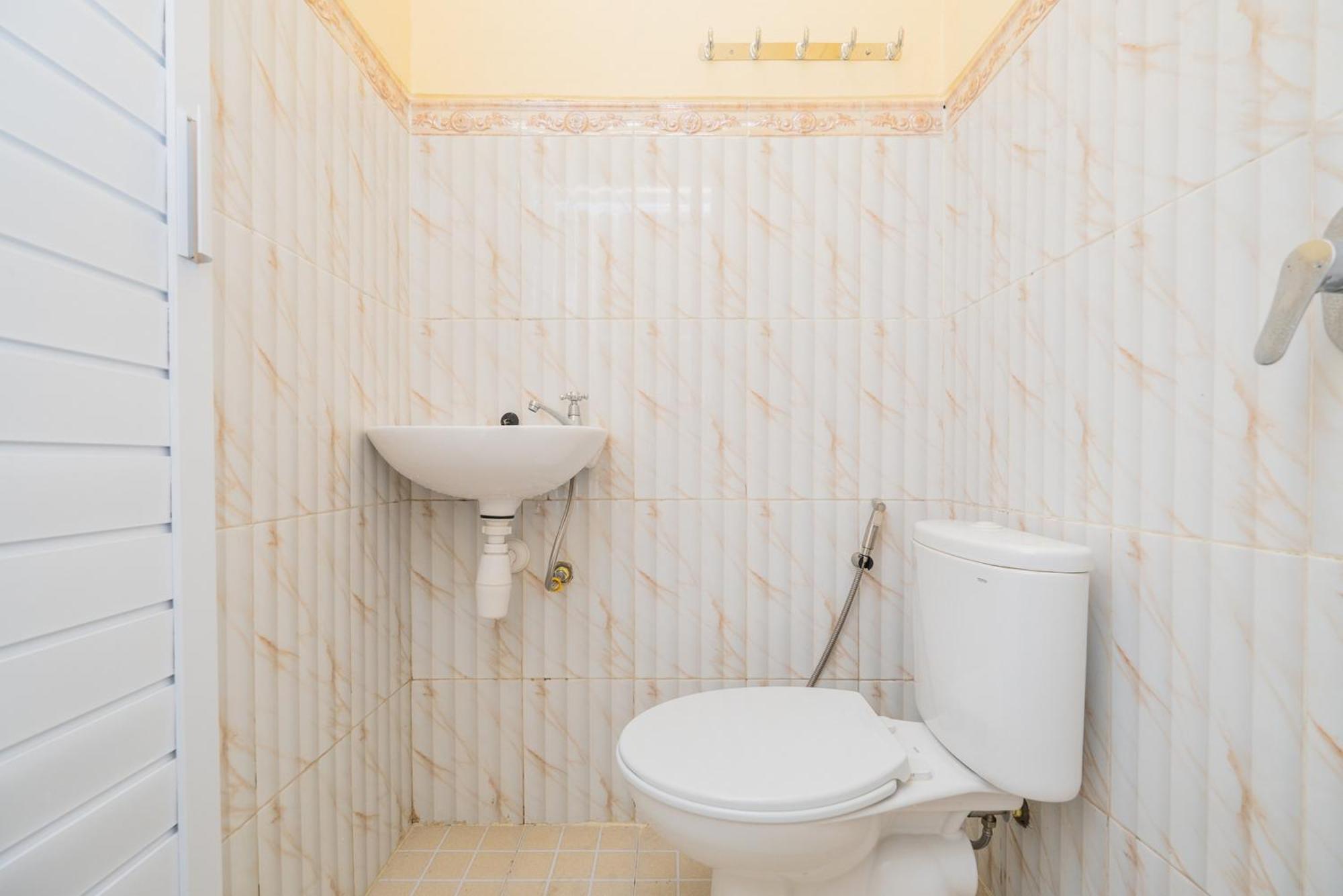 Hotel Reddoorz Syariah Near Rsud Dr Iskak Tulungagung Kedungwaru Esterno foto