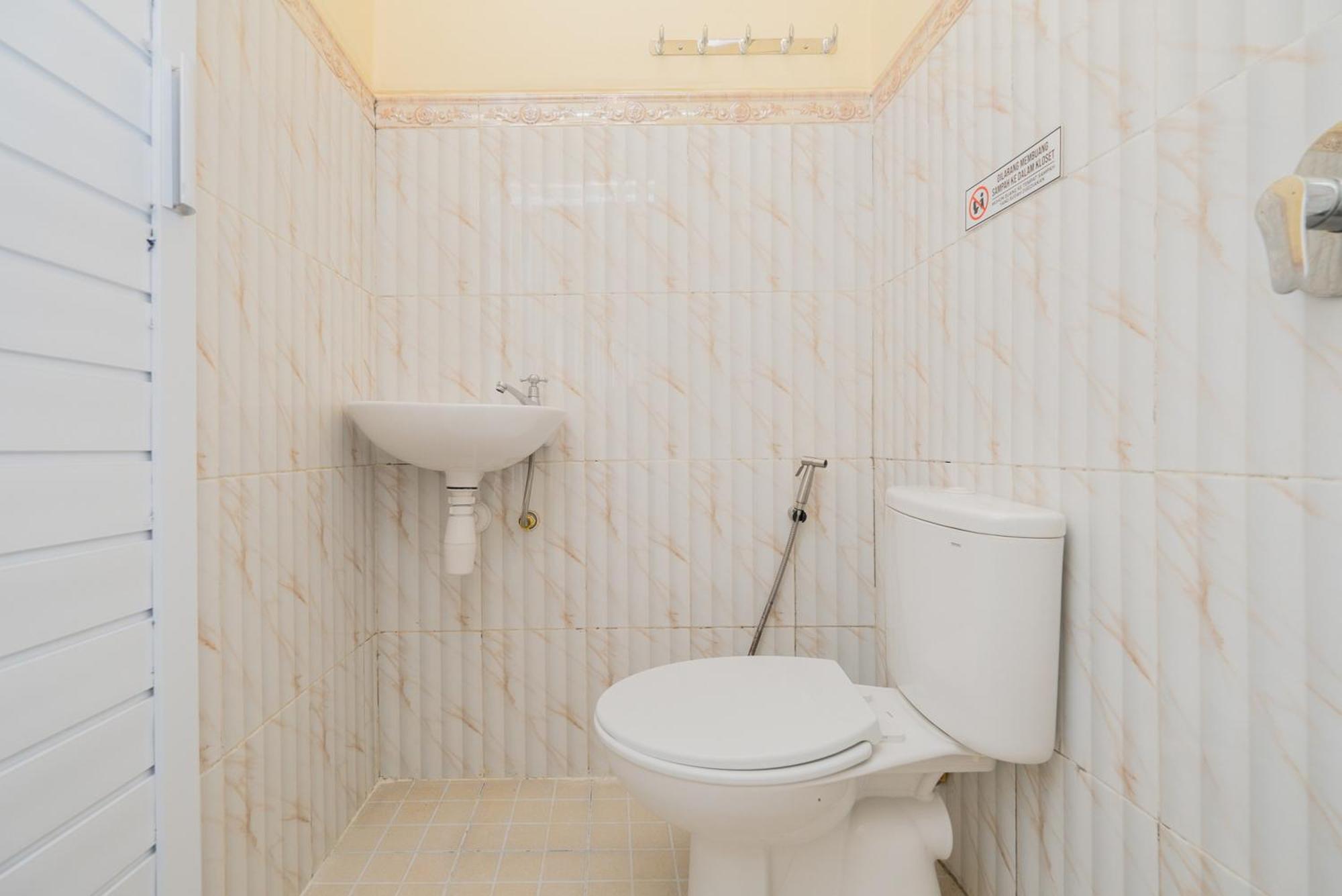 Hotel Reddoorz Syariah Near Rsud Dr Iskak Tulungagung Kedungwaru Esterno foto