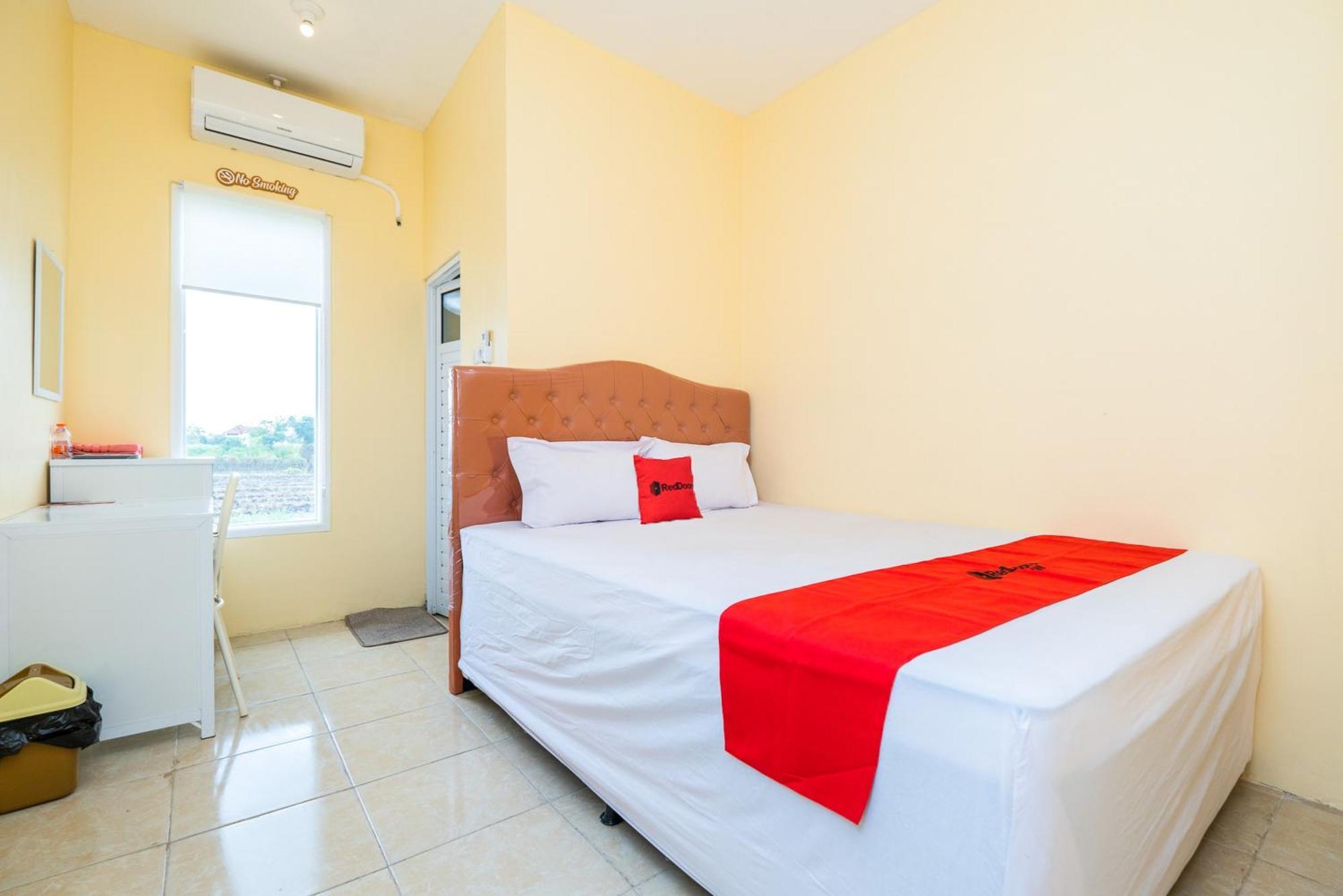 Hotel Reddoorz Syariah Near Rsud Dr Iskak Tulungagung Kedungwaru Esterno foto