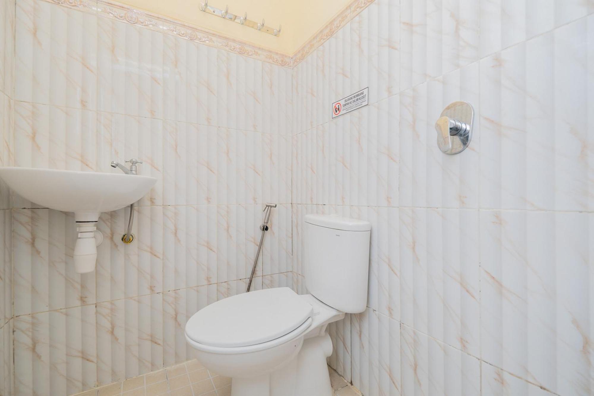 Hotel Reddoorz Syariah Near Rsud Dr Iskak Tulungagung Kedungwaru Esterno foto